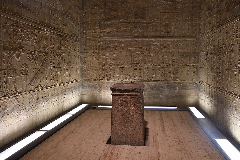 24 MAK_6469.jpg - Infine la sala col piedistallo di granito rosso fatto installare da Tolomeo III che serviva come supporto per la barca sacra che custodiva la statua d'oro della dea Iside.